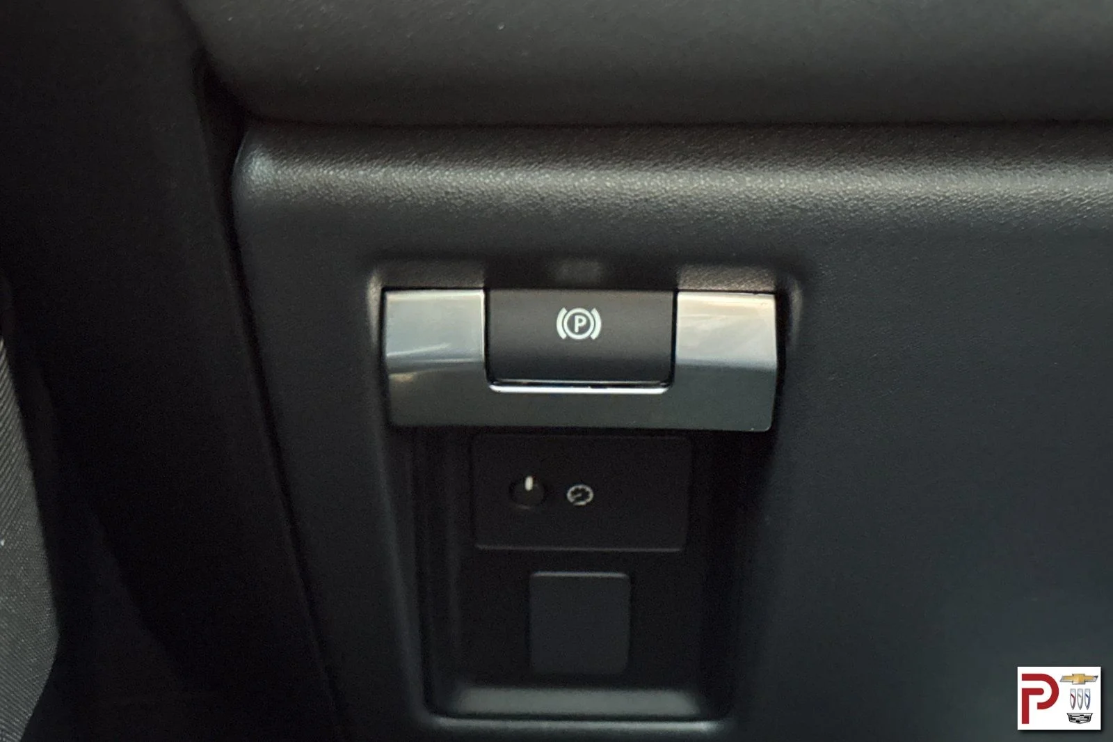 Used 2025 Gray Land Rover V8 image 33