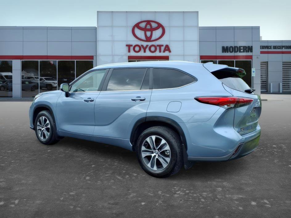 Used 2023 Moon Dust Toyota XLE image 3