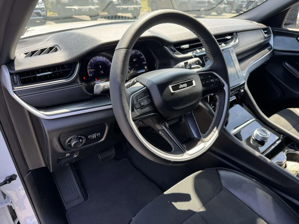 Used 2023 White/off-white Jeep Altitude X image 2