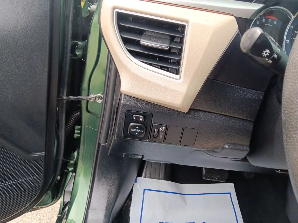 Used 2014 4Evergreen Mica Toyota LE image 15