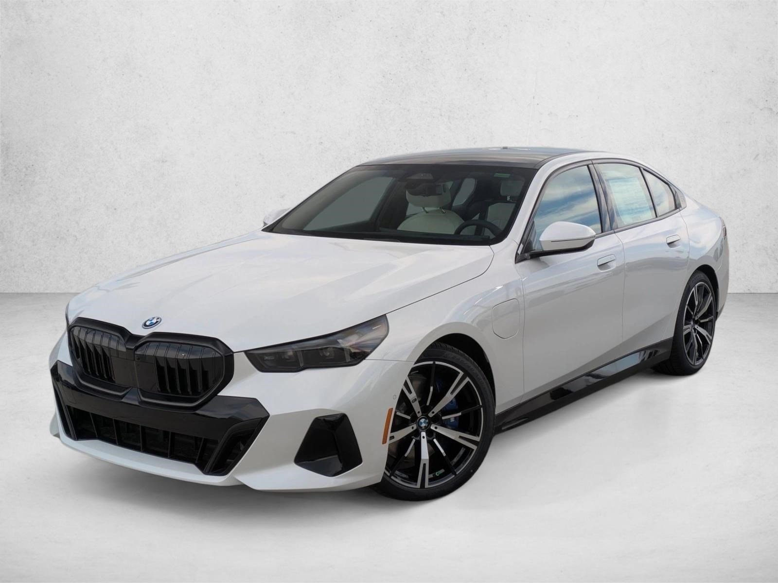 Used 2027 Mineral White Metallic BMW 550e xDrive image 1