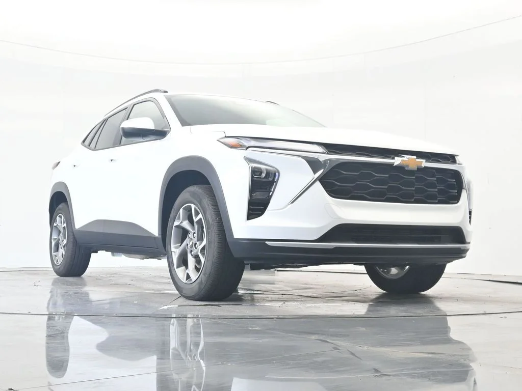 Used 2025 Summit White Chevrolet LT image 35