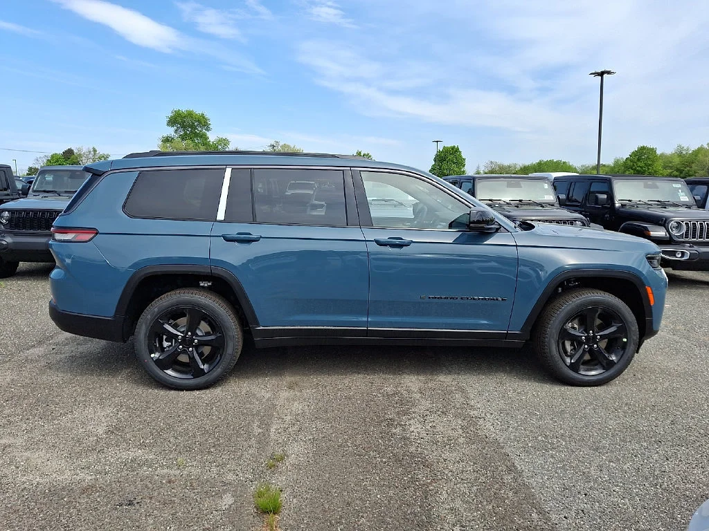 New 2026 Steel Blue Exterior Paint Jeep Limited image 8
