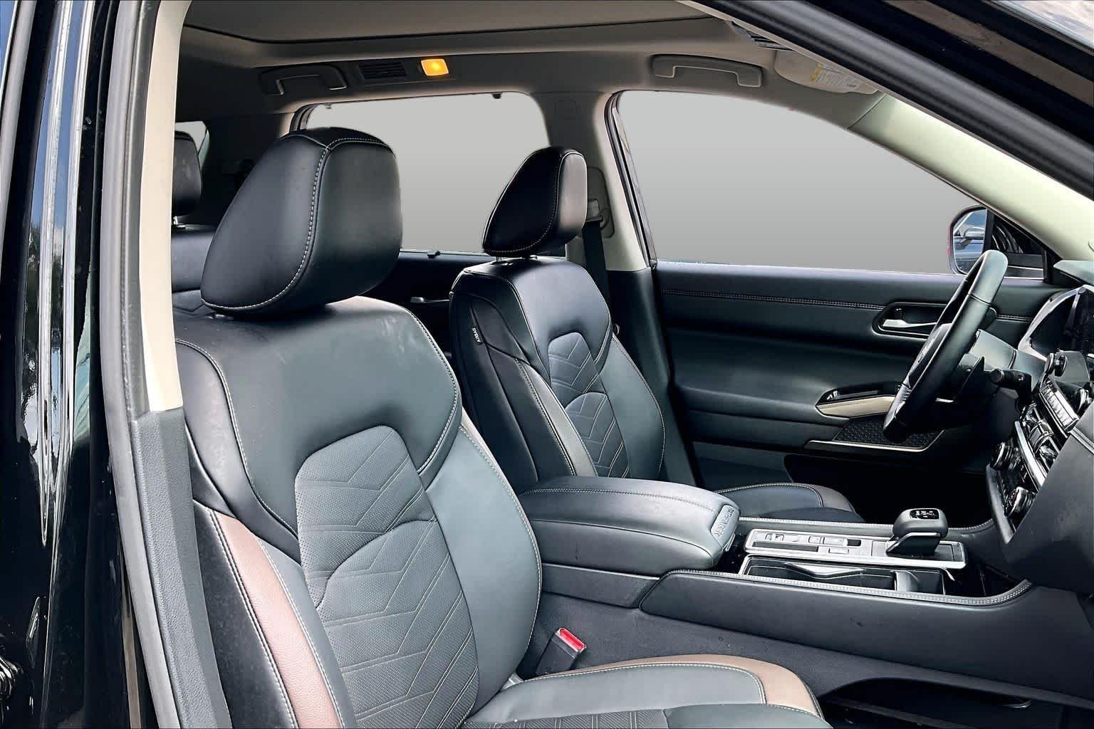 Used 2025 Super Black Nissan Platinum image 9