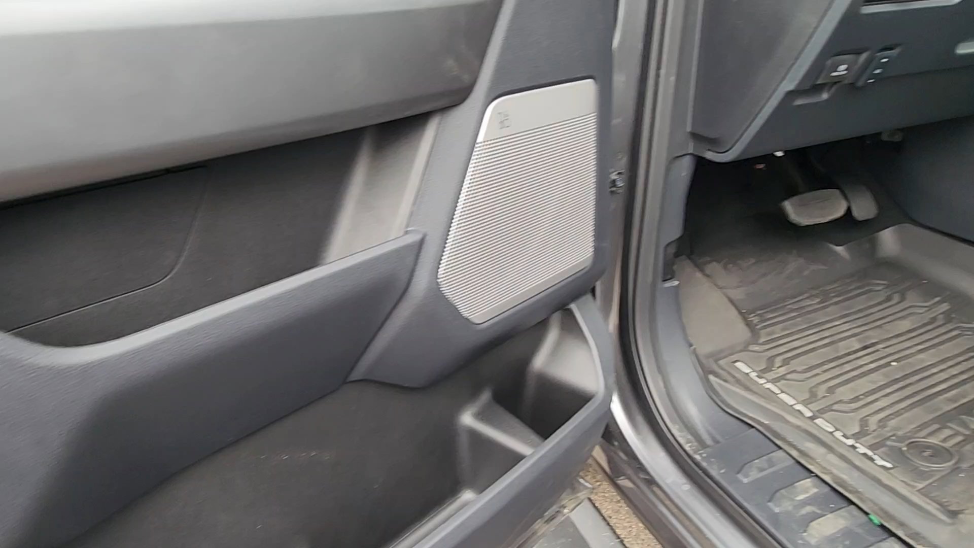 New 2026 Carbonized Gray Metallic Ford LARIAT image 31