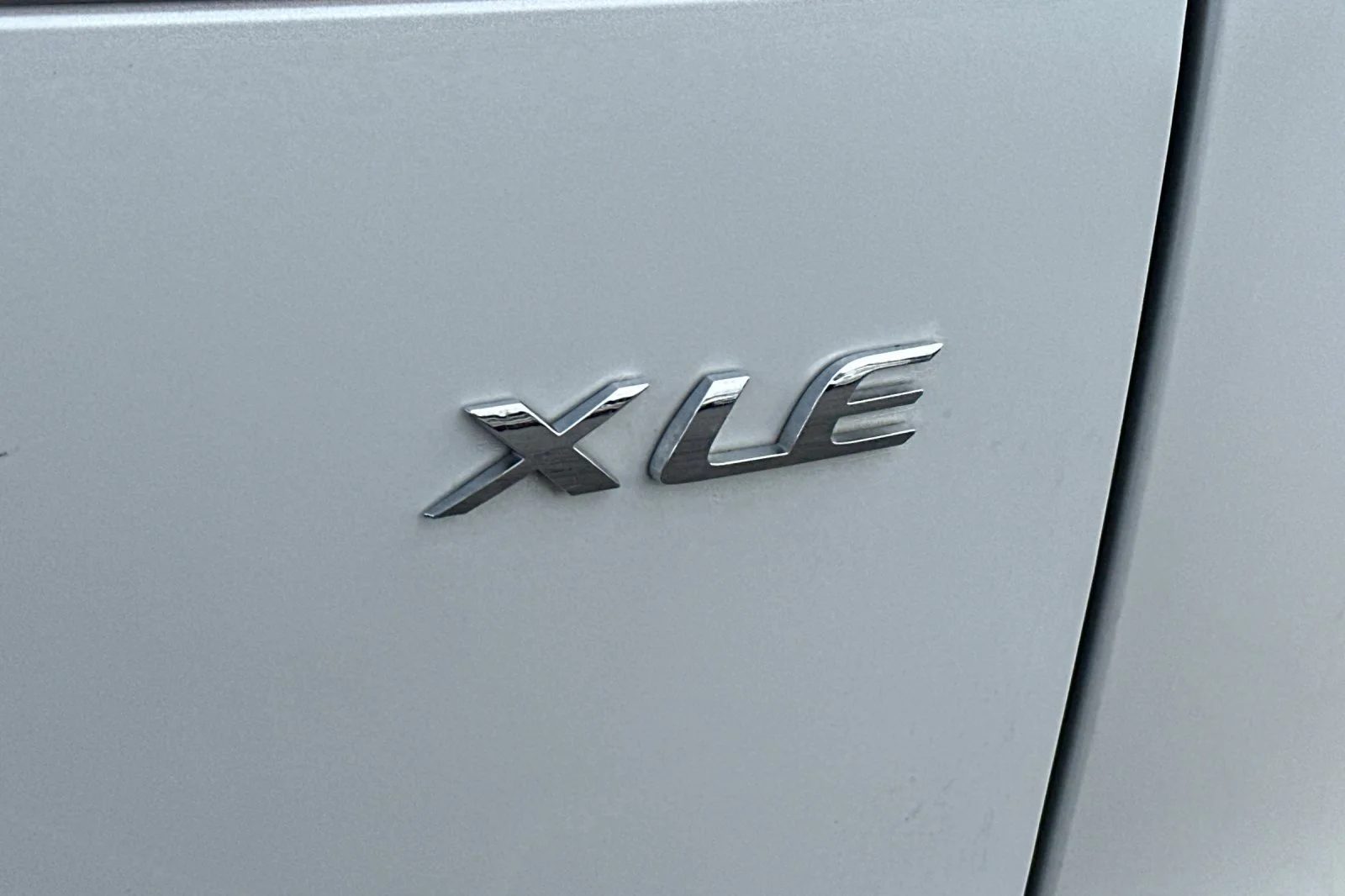 Used 2025 White Toyota XLE image 27