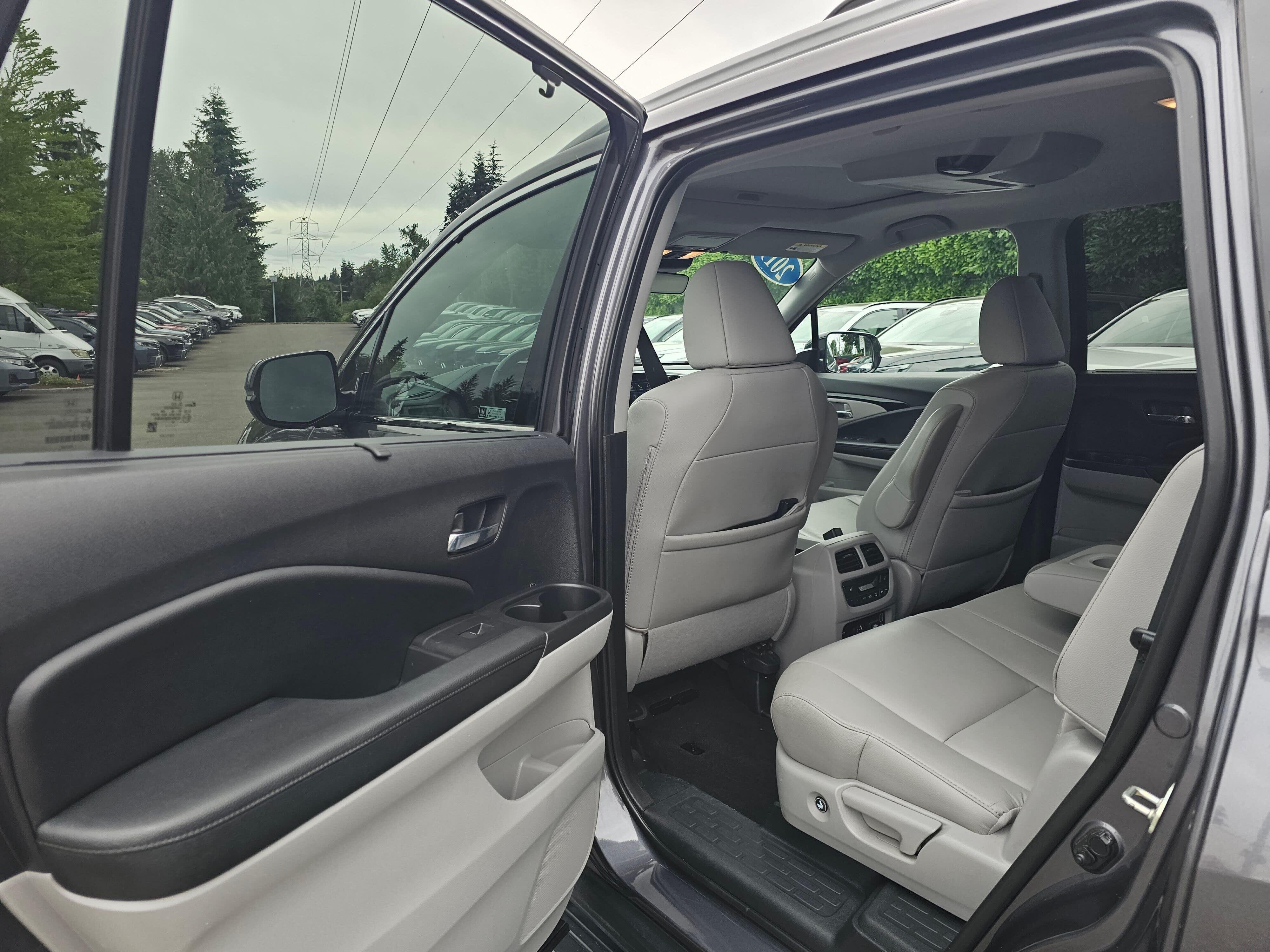 Used 2019 Modern Steel Metallic Honda Touring image 17