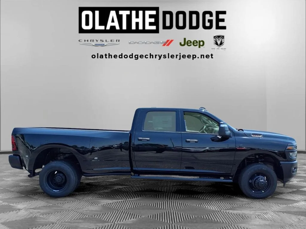 New 2026 Diamond Black Crystal Pearl-Coat Exterior Paint RAM Tradesman image 27