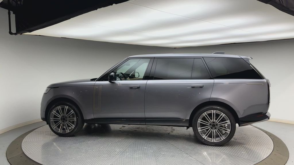 New 2026 Eiger Grey Land Rover SE image 5