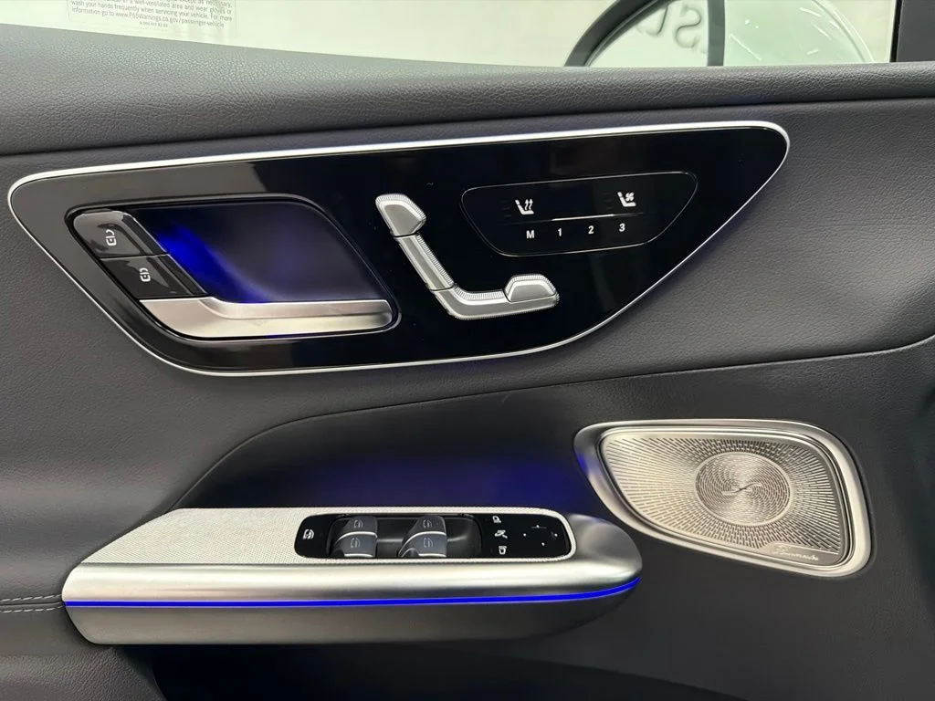 New 2027 White Mercedes-Benz GLC 300 image 18