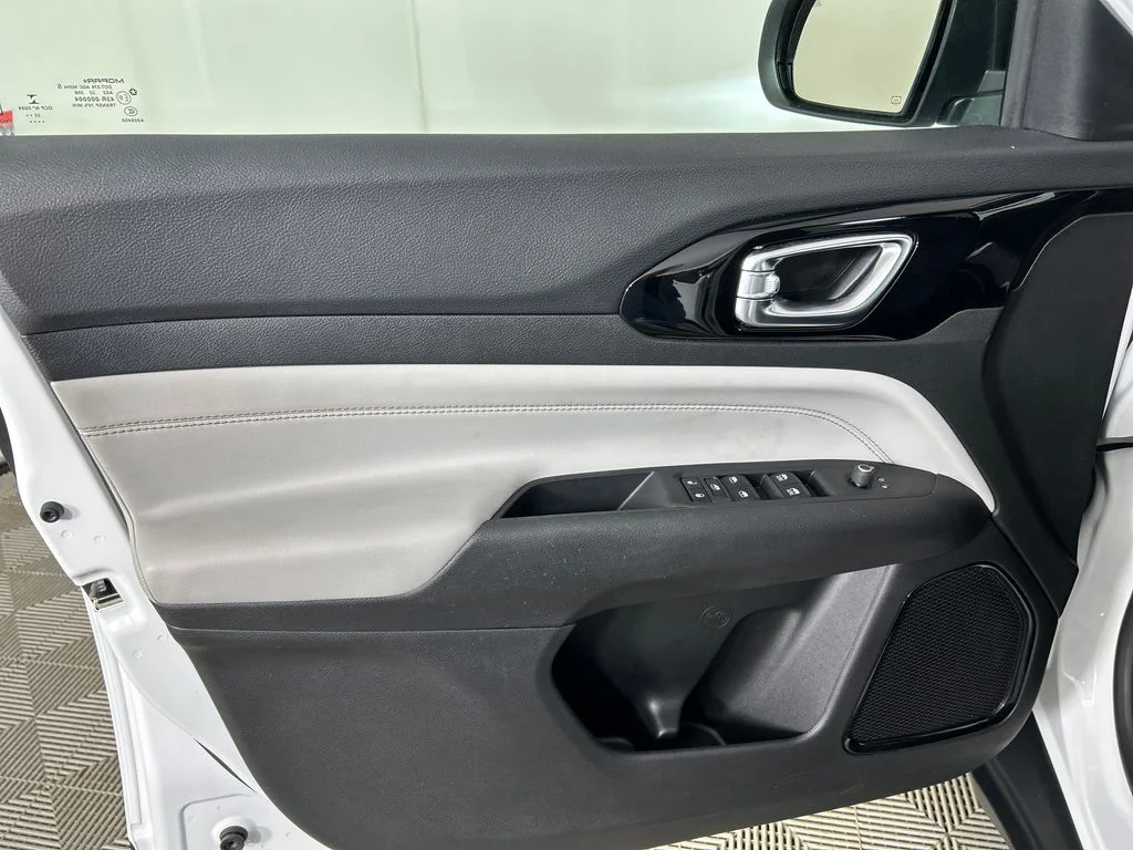 Used 2022 White Jeep Limited image 11