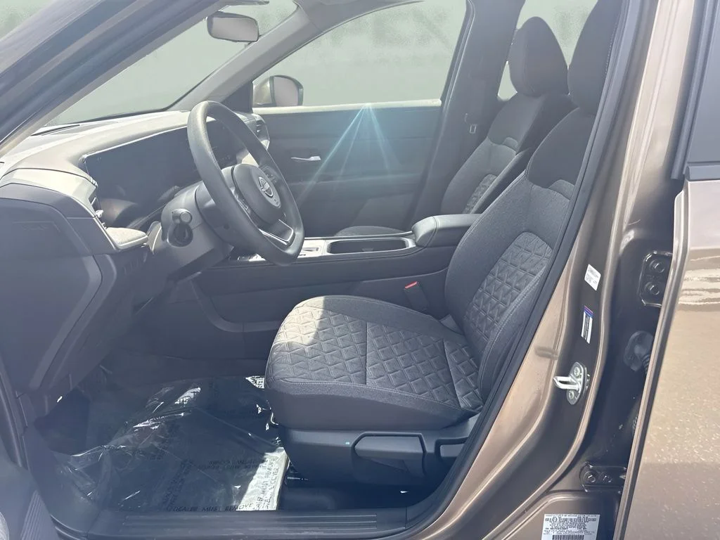 Used 2025 Brown Nissan SV image 6