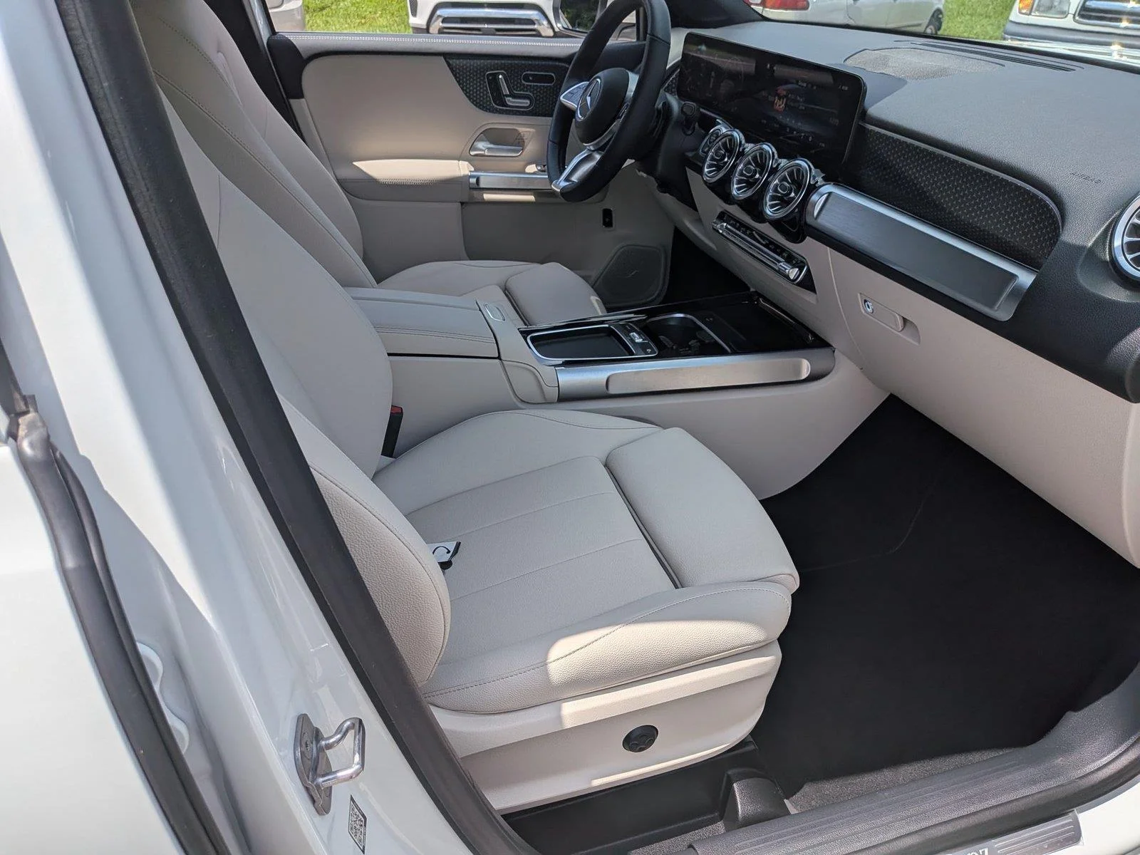 Used 2025  Mercedes-Benz GLB 250 image 35