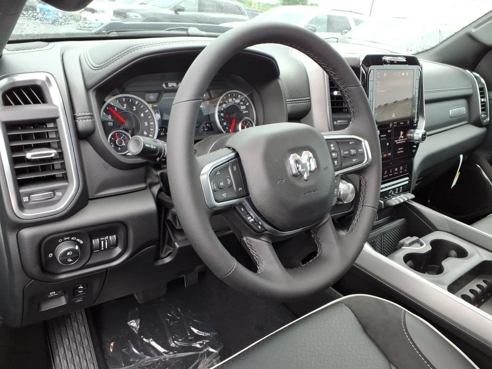 New 2026 Diamond Black Crystal Pearl-Coat Exterior Paint RAM Laramie image 5