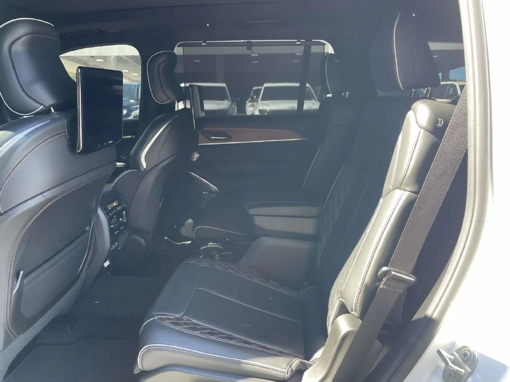 Used 2023 White Jeep Summit image 18