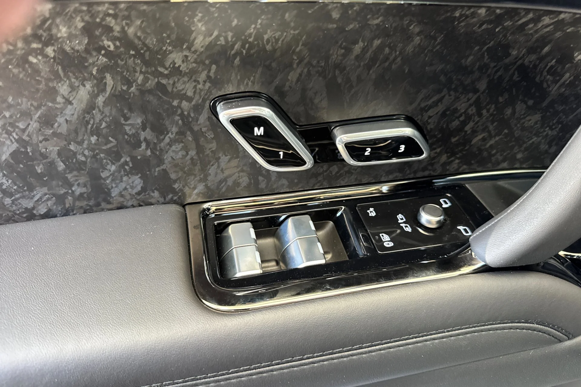 New 2026 Carpathian Grey Land Rover Dynamic SE image 14