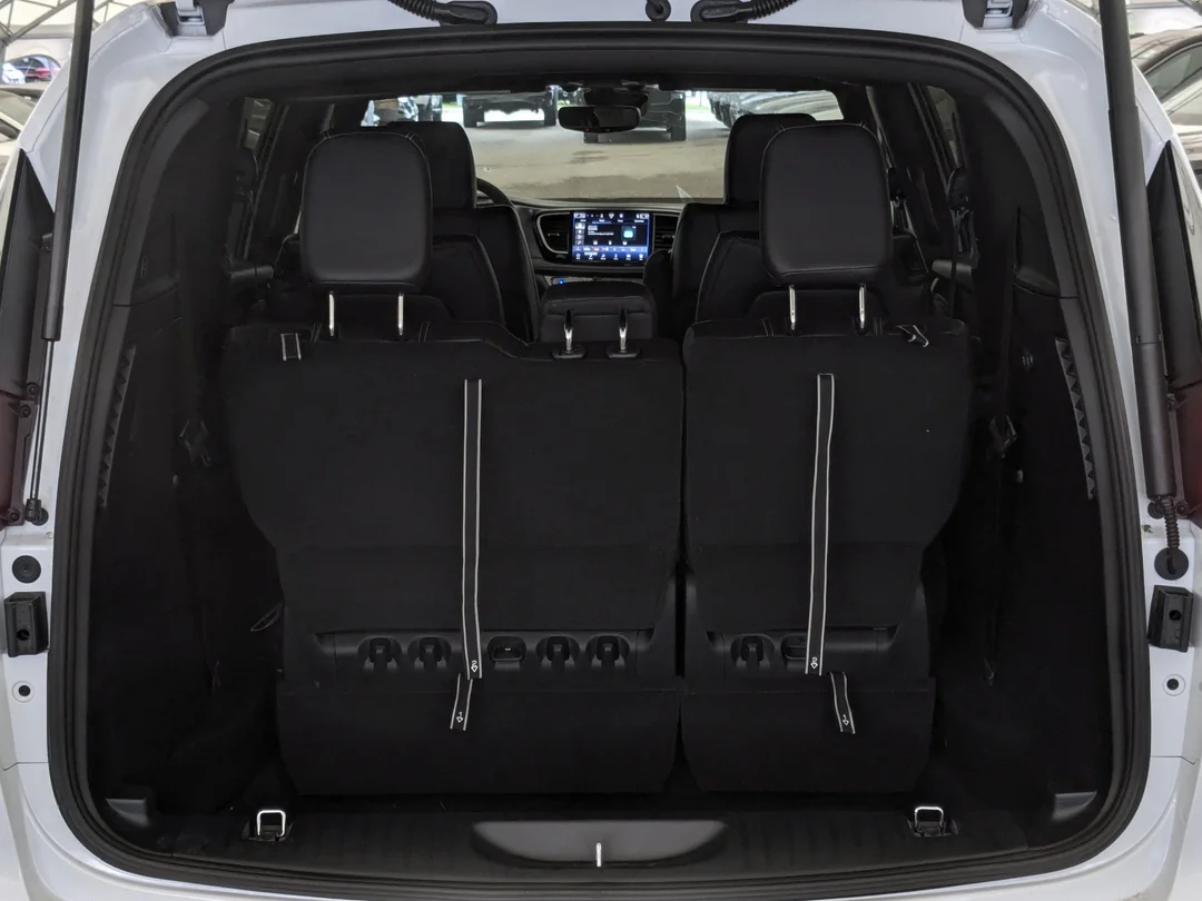 New 2026 White Chrysler Select - - AWD - 3.6L Pentastar V6 - Adaptive Cruise Control - Blind Spot Monitor & More! image 28