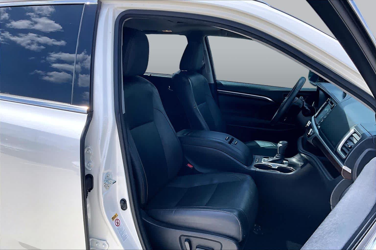 Used 2016 Blizzard Pearl Toyota Limited image 9
