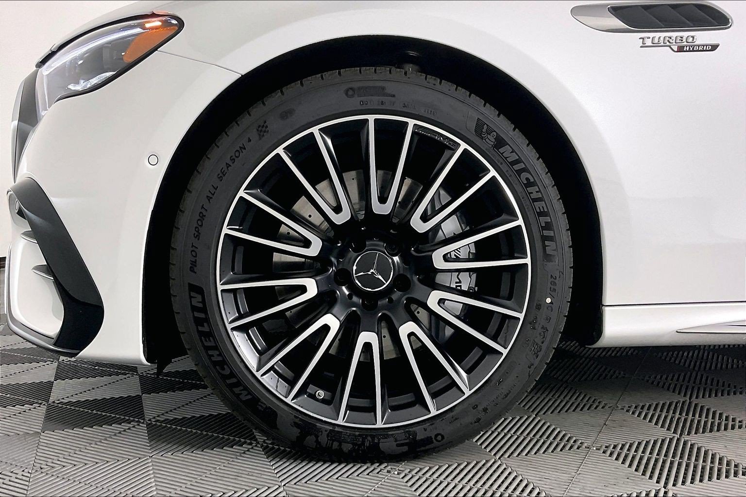 New 2026 MANUFAKTUR Moonlight White Metallic Mercedes-Benz AMG® E 53 E 4MATIC+ Sedan image 24