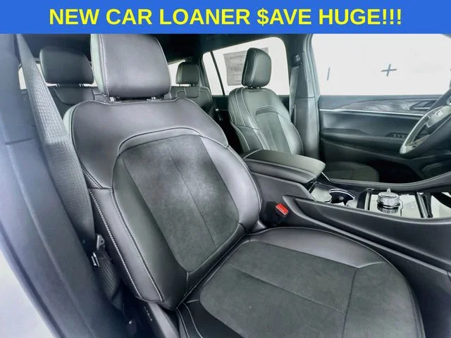 New 2026 Bright White Clear-Coat Exterior Paint Jeep Laredo image 29