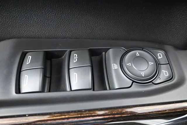 Used 2021 SUMMIT WHITE GMC Elevation image 12