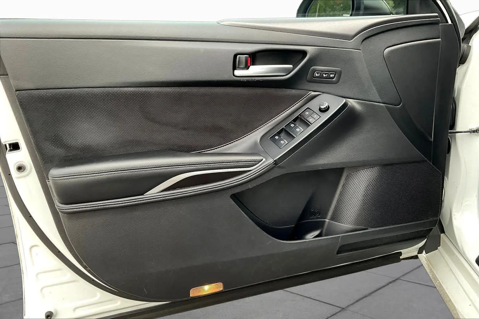 Used 2019 Wind Chill Pearl Toyota Touring image 22