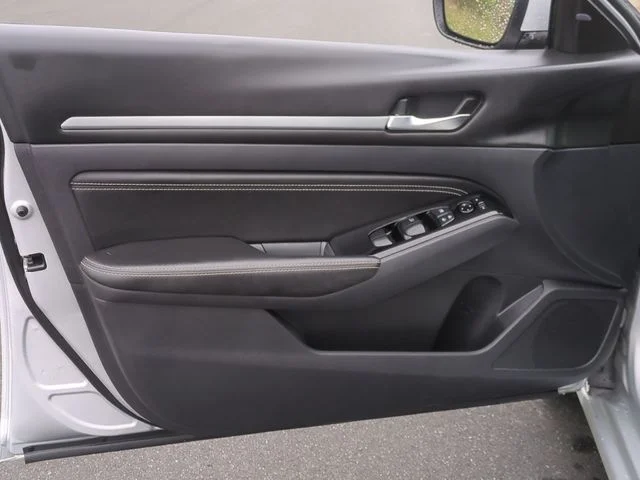 Used 2023 Silver Nissan 2.5 SL image 30
