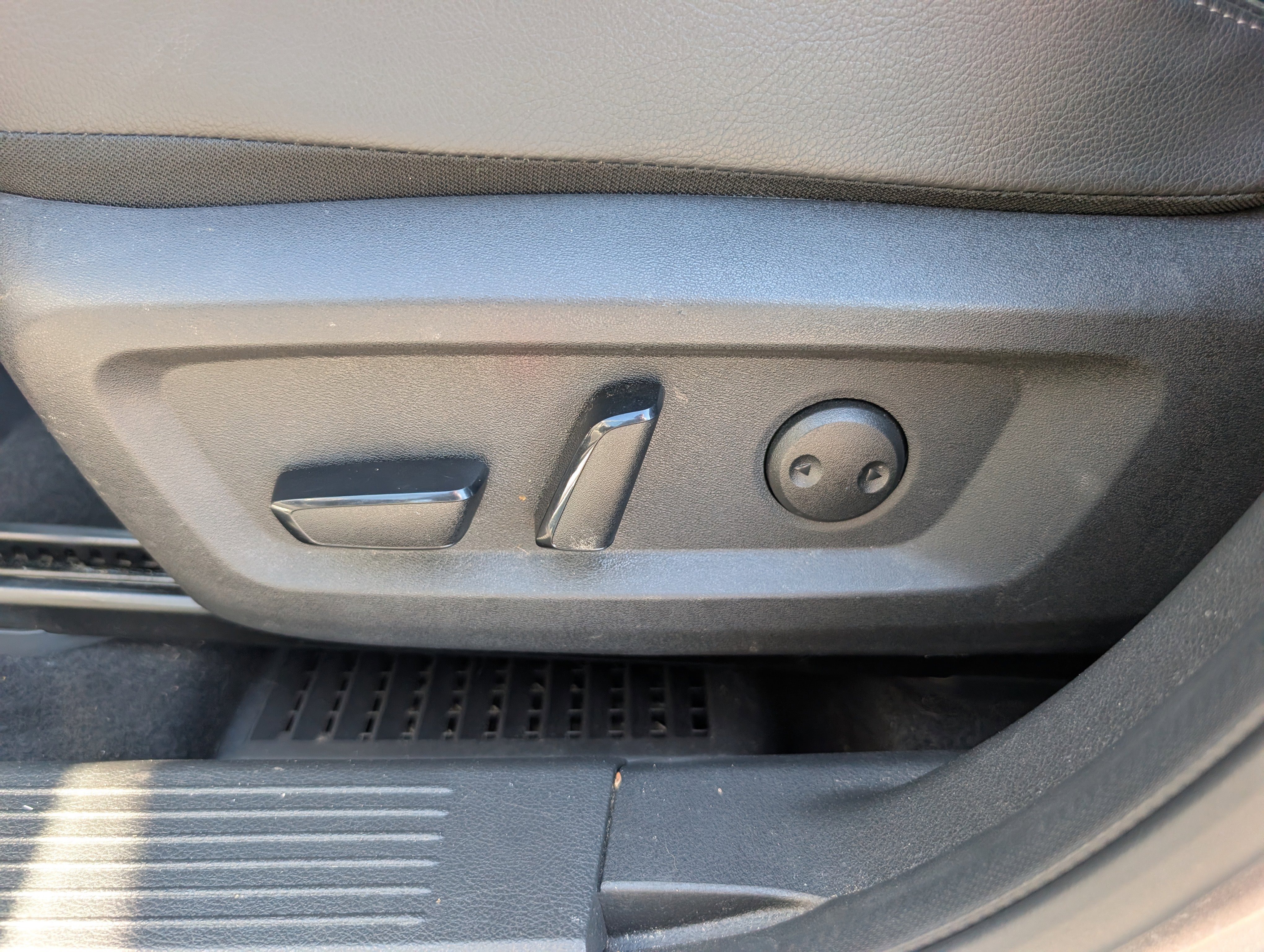 Used 2023 Gun Metallic Nissan SL image 16