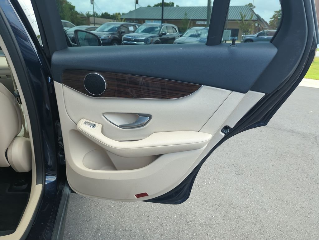 Used 2022  Mercedes-Benz GLC 300 image 33