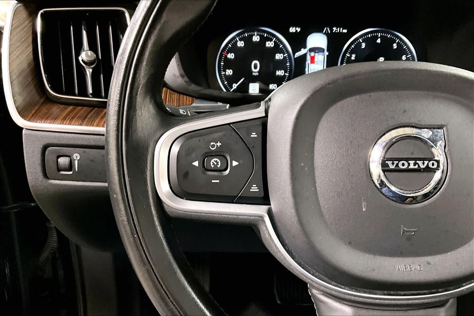 Used 2021 Onyx Black Metallic Volvo Momentum image 24