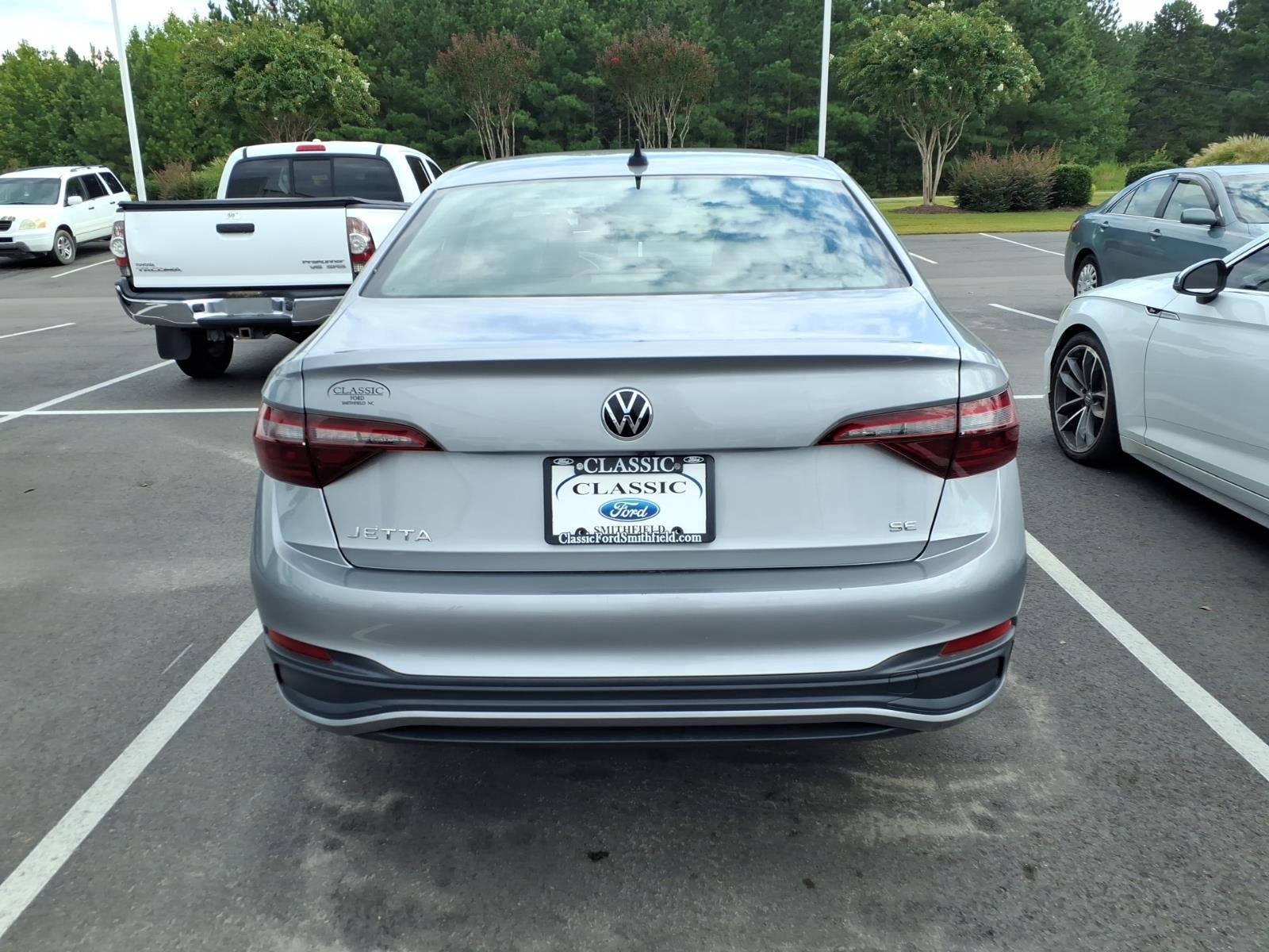 Used 2023 Pyrite Silver Metallic Volkswagen SE image 6