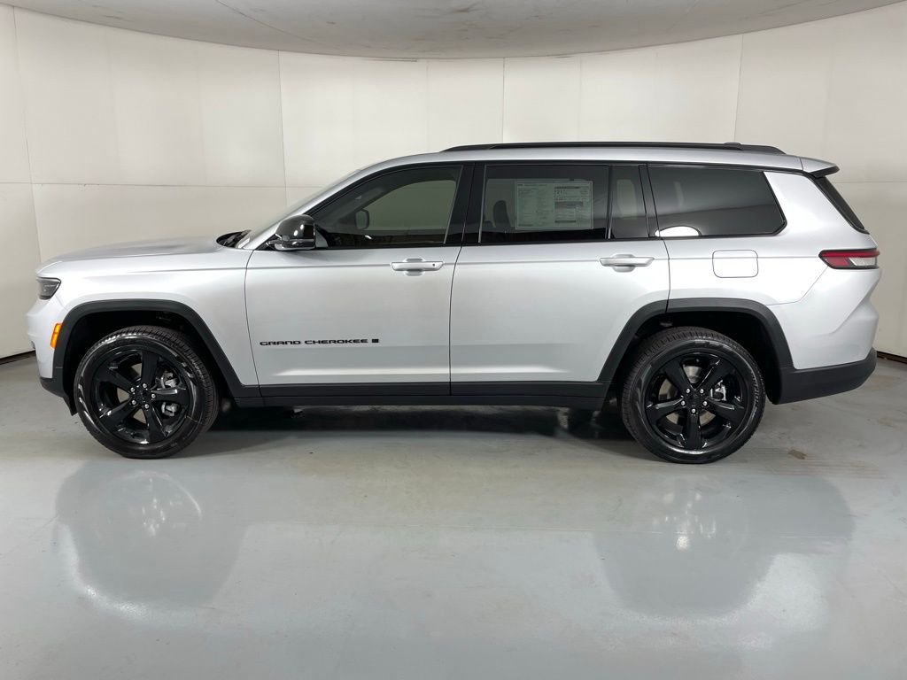 New 2025 Silver Zynith Exterior Paint Jeep Limited image 5