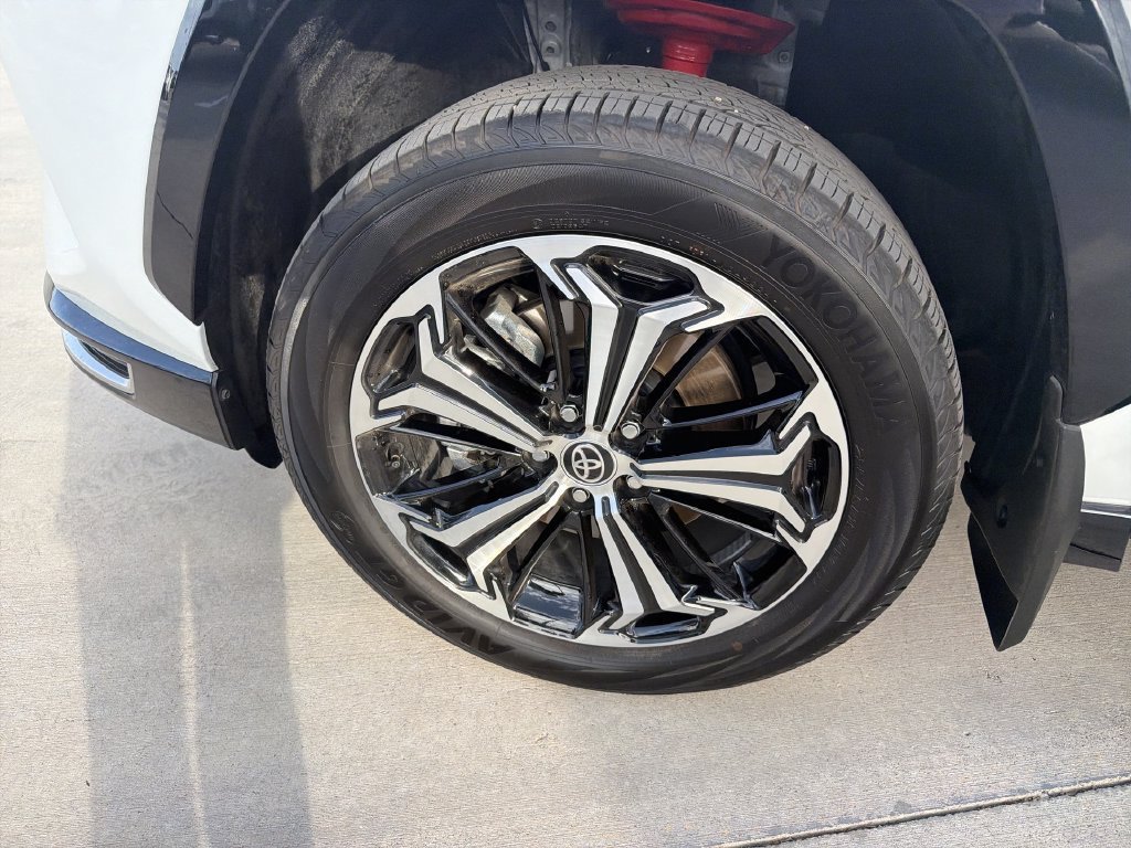 2025 Toyota RAV4 XSE - Photo 32