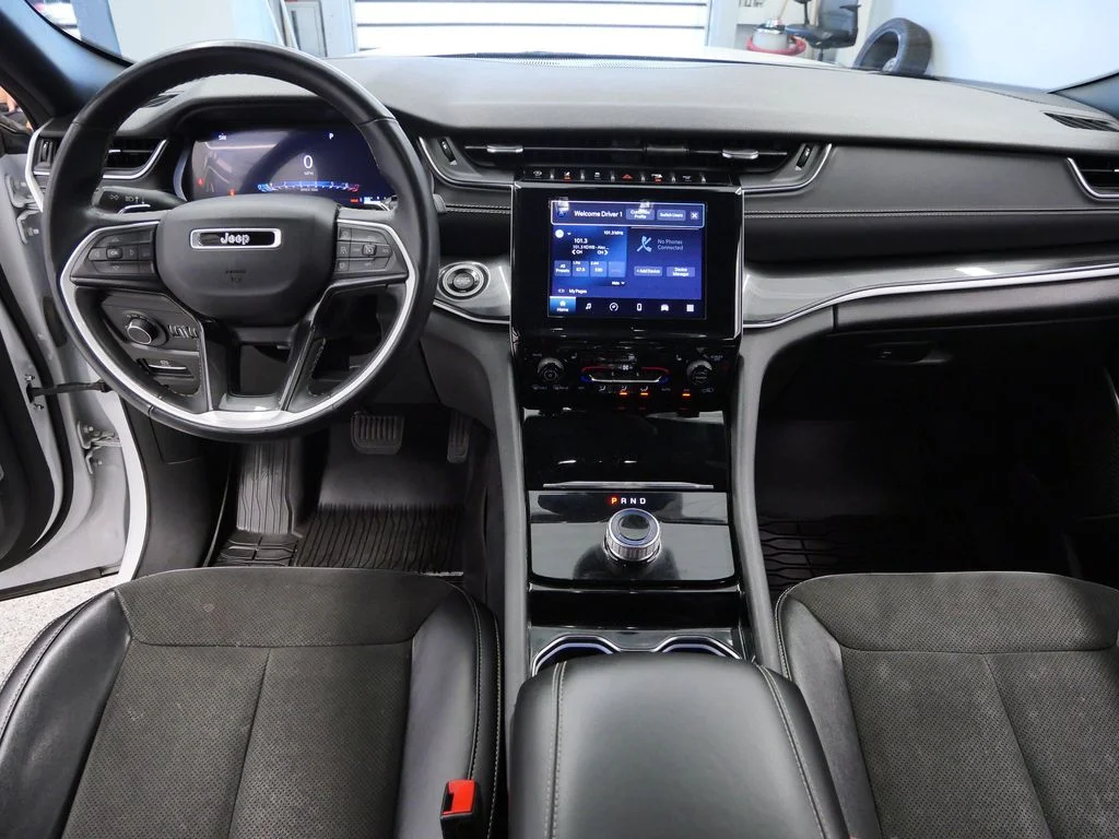 Used 2022 White Jeep Altitude image 18