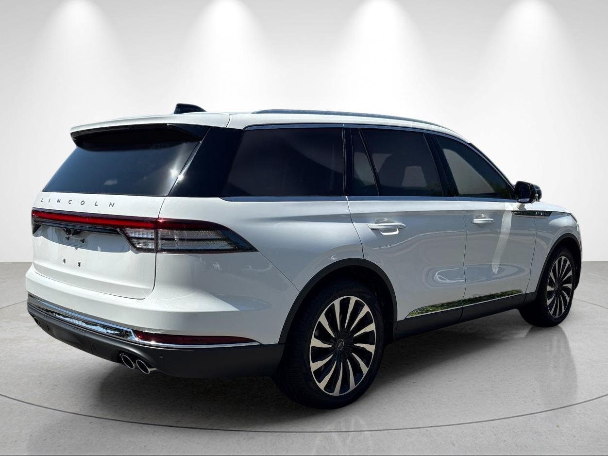 Used 2025 Pristine White Metallic Tri-Coat Lincoln Premiere image 5
