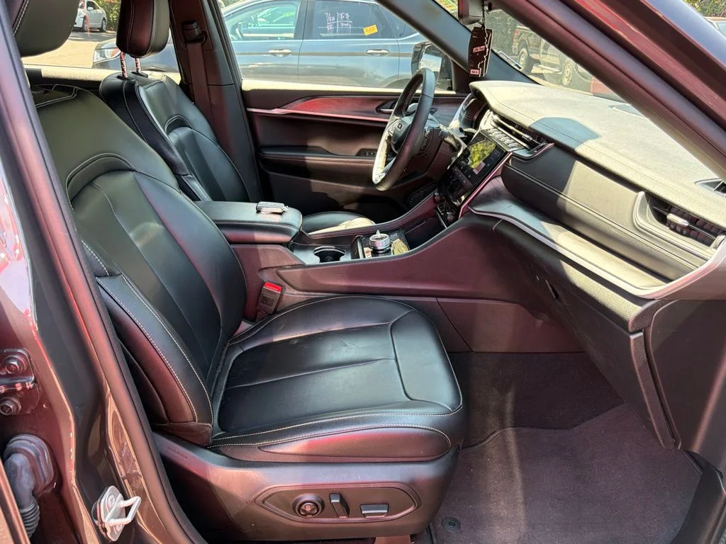 Used 2024 Metallic Jeep Limited image 17