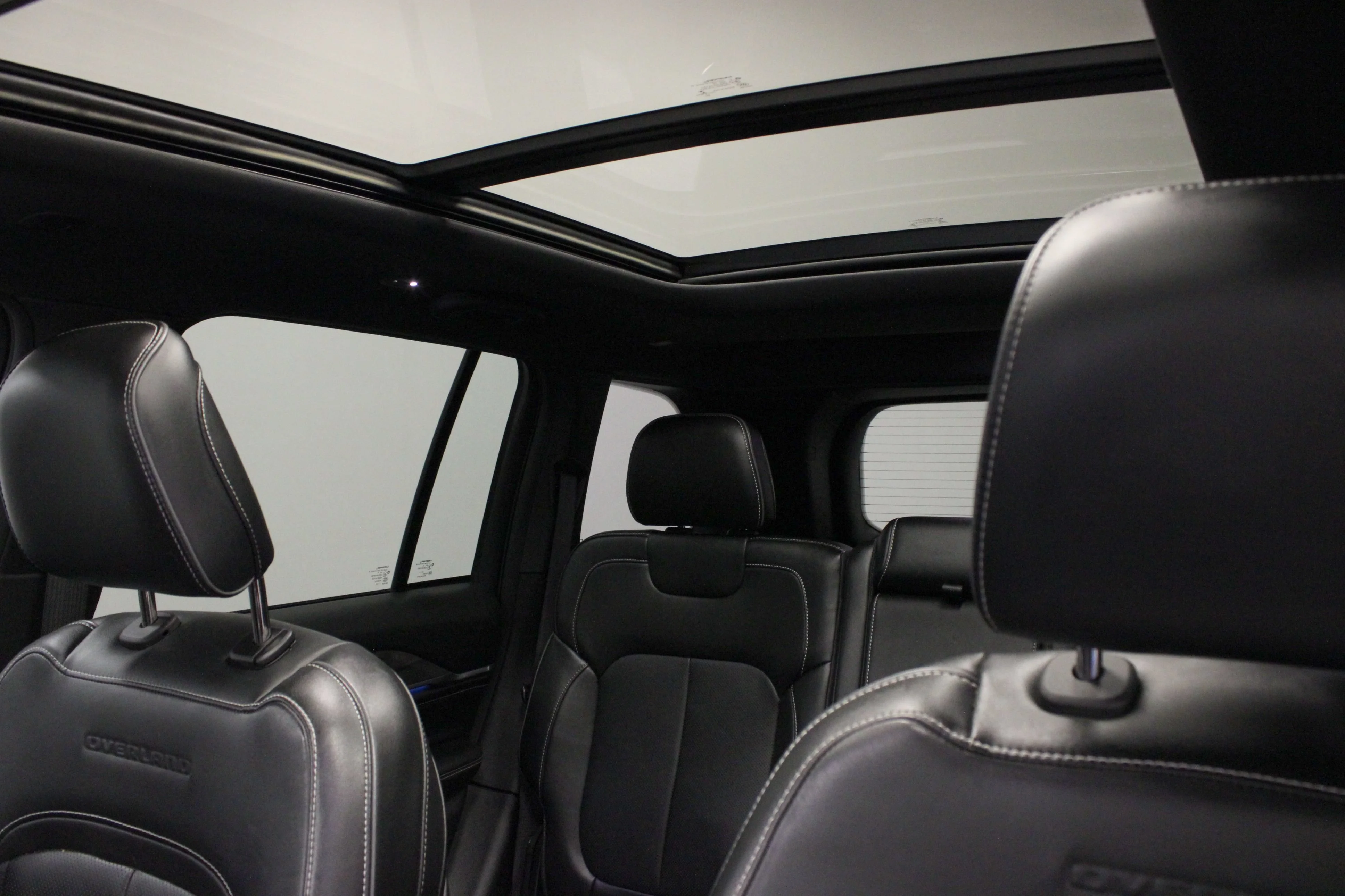 Used 2023 Diamond Black Crystal Pearlcoat Jeep Overland 4xe image 10