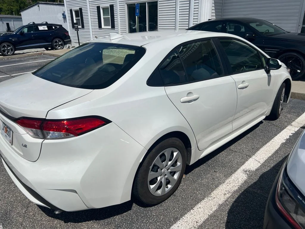 Used 2020 White Toyota LE image 5