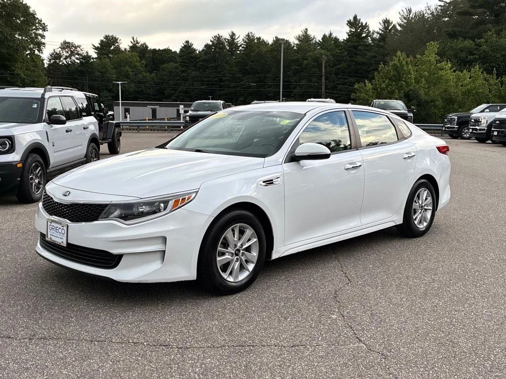 Used 2017 Snow White Pearl Kia LX image 3