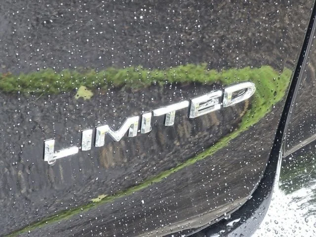 New 2027 Diamond Black Crystal Pearlcoat Chrysler Limited image 23