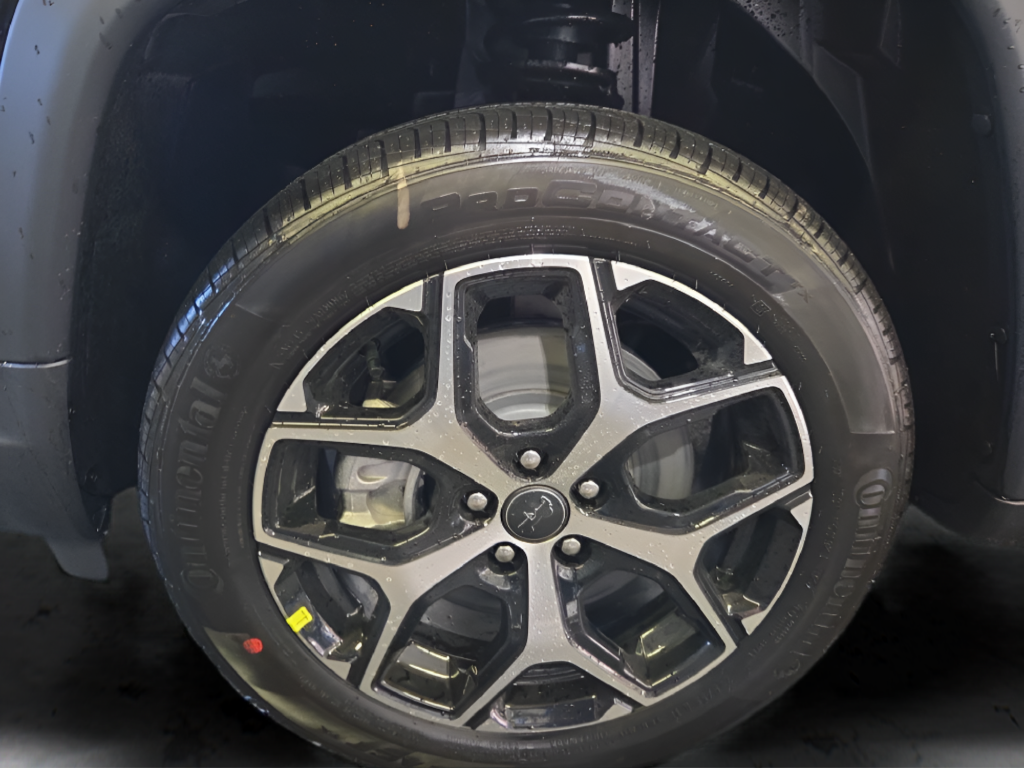 New 2026 Diamond Black Crystal Pearl-Coat Exterior Paint Jeep Limited image 18