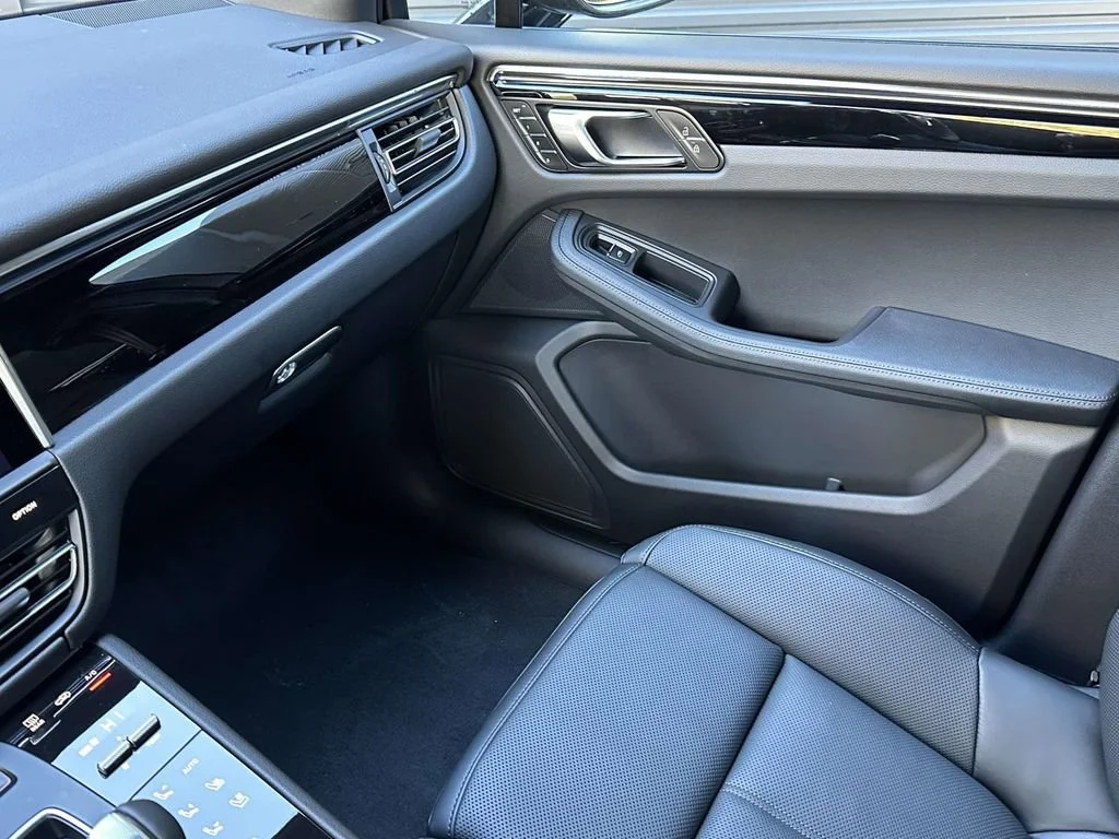 2026 Porsche Macan - Photo 28