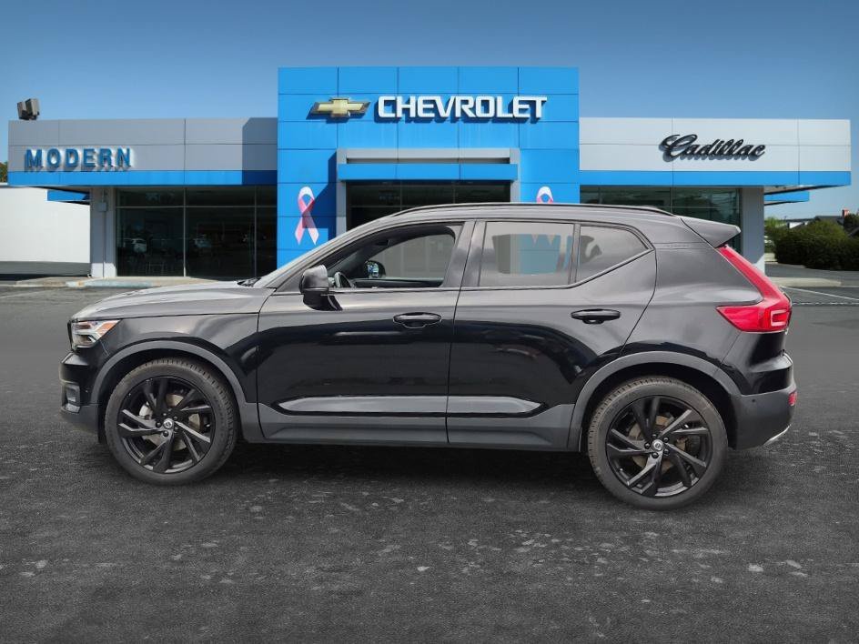 Used 2019  Volvo R-Design image 2