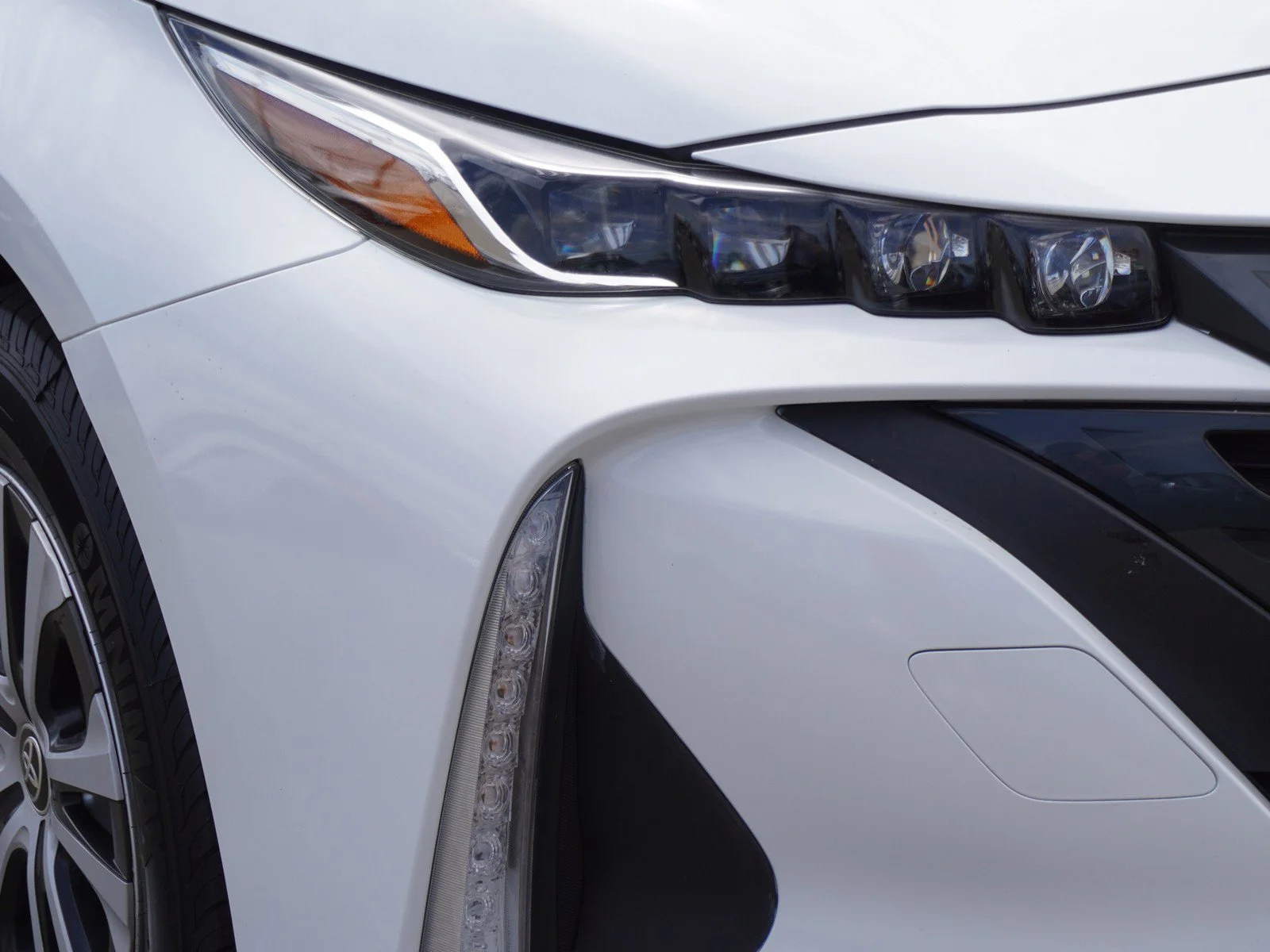 Certified Used 2022 Wind Chill Pearl Toyota XLE image 3