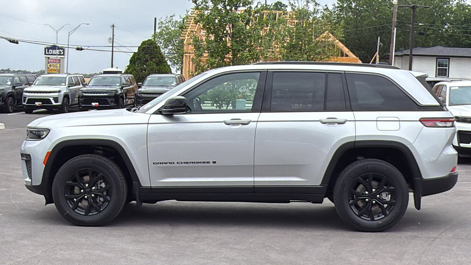 New 2026 Silver Zynith Exterior Paint Jeep Laredo Altitude image 8