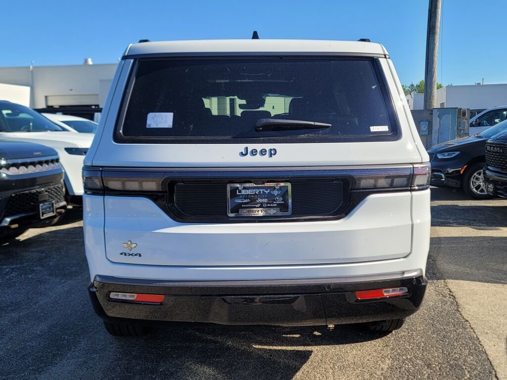 New 2026 Bright White Clear-Coat Exterior Paint Jeep Limited Reserve image 16