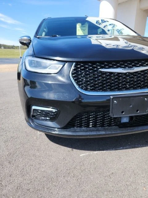 Used 2023 Brilliant Black Crystal Pearlcoat Chrysler Limited image 13