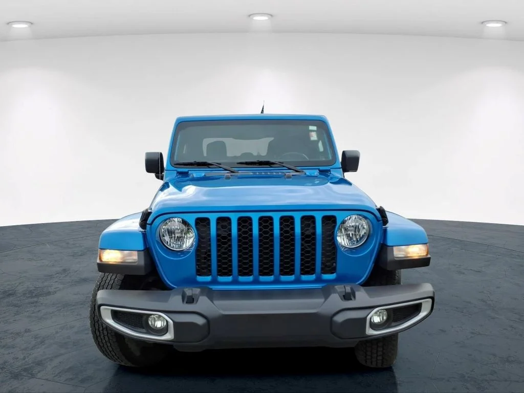 Used 2021 Blue Jeep Sport image 4