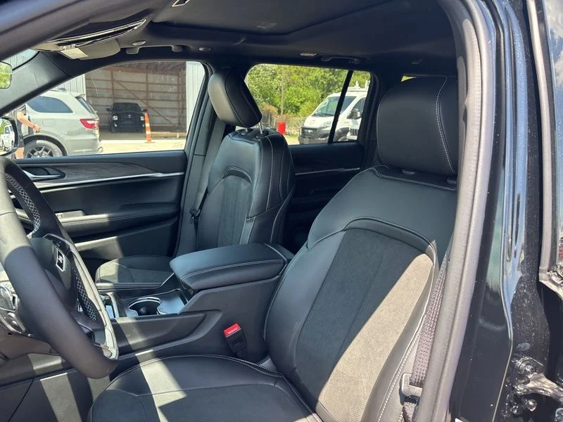 New 2026 Diamond Black Crystal Pearlcoat Jeep Altitude image 22