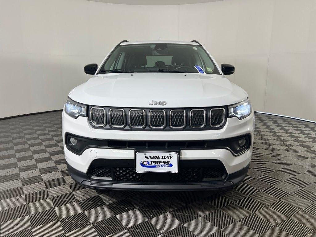 Used 2022 Bright White Clearcoat Jeep Latitude Lux image 27